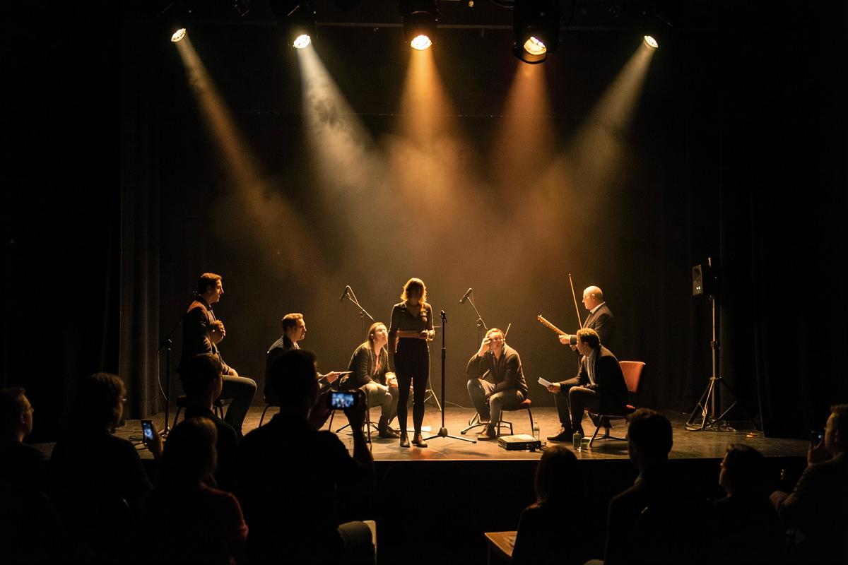 Aktorzy na scenie teatralnej w świetle reflektorów